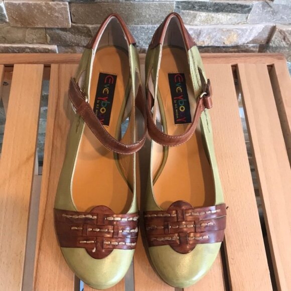 Everybody Women's Landino Mary Jane Pump - Picture 5 of 7